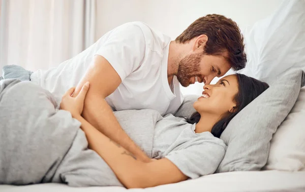 Amore Mattina Svegliarsi Con Coppia Letto Insieme Cura Comunicazione Felice — Foto Stock