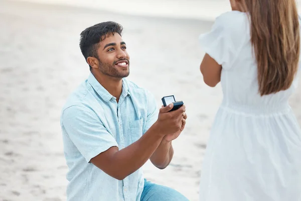 Propuesta Sorpresa Compromiso Con Anillo Bodas Playa Con Hombre Indio —  Fotos de Stock