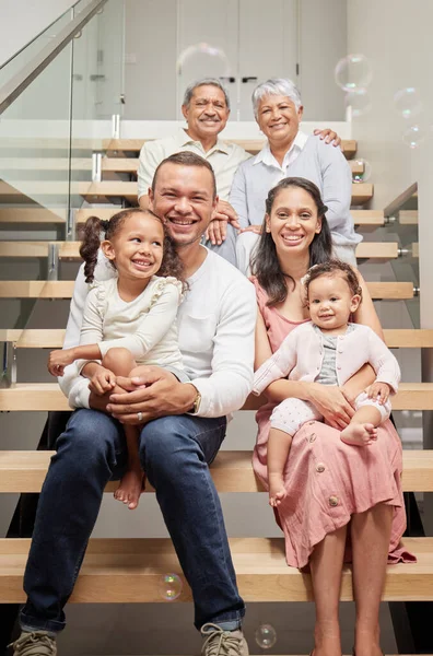 Retrato Crianças Família Feliz Pais Com Avós Escadas Sorriso Celebração — Fotografia de Stock