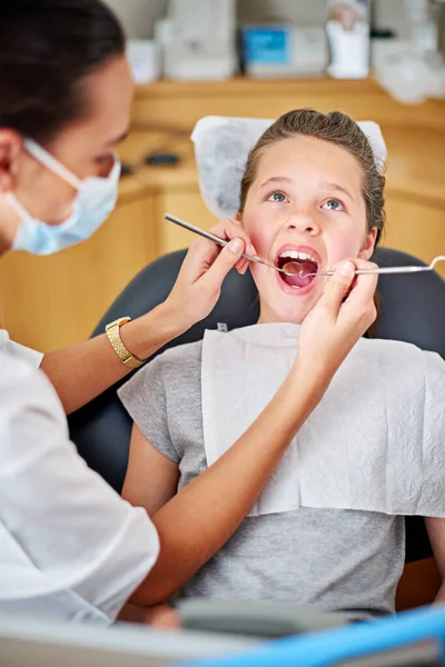 Everything Looking Good Female Dentist Examining Young Girls Teeth — Stock Photo, Image