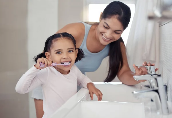 Borsta Tänderna Flicka Eller Mor Lära Sig Barnhygien Tandvård Eller — Stockfoto