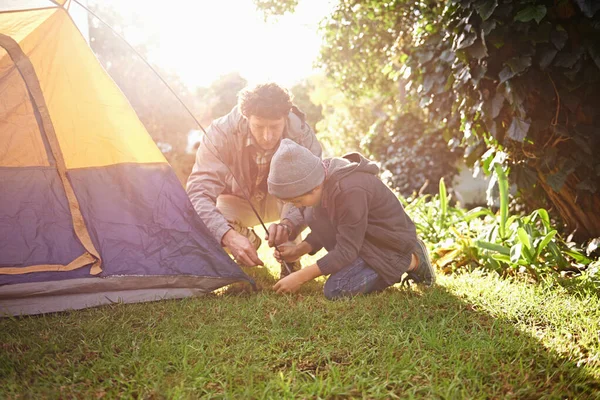 这是一种通行权 一个父亲和他年幼的儿子搭起他们的帐篷 — 图库照片