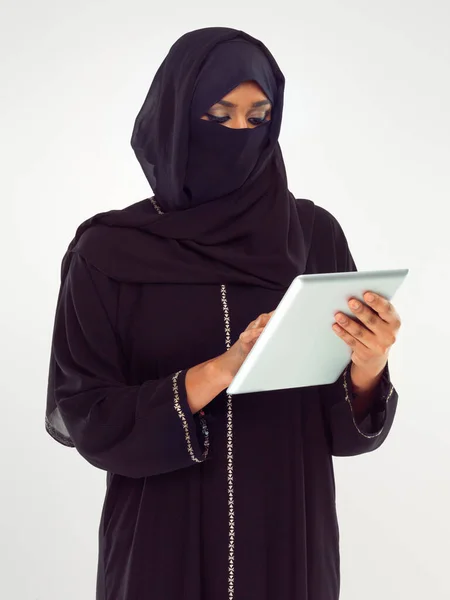 Enfocado Sus Emails Captura Estudio Una Mujer Una Burka Usando — Foto de Stock