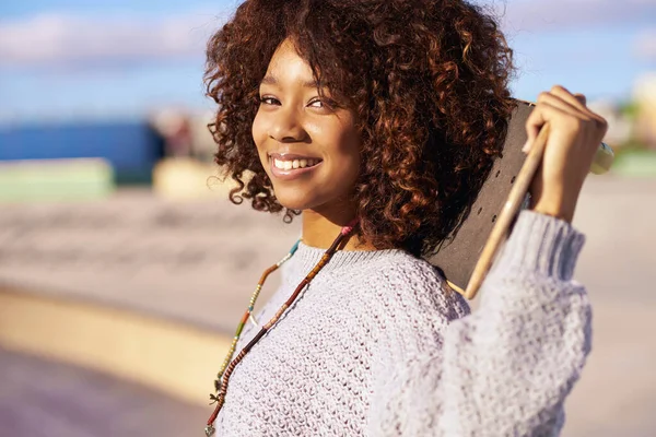 Nato Pattinare Una Giovane Donna Con Suo Skateboard Uno Skatepark — Foto Stock