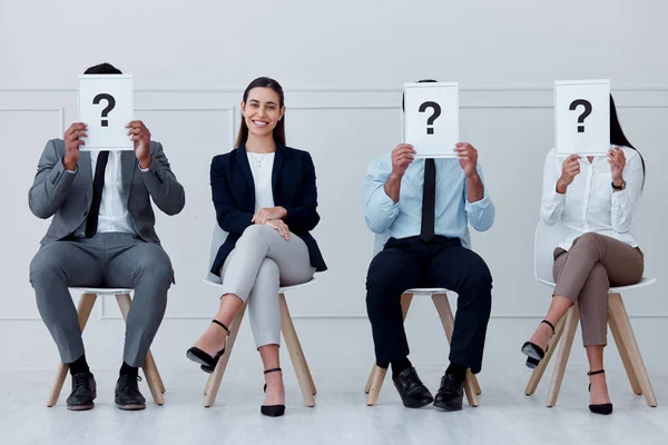 Συνέντευξη Εργασίας Ερωτηματικό Και Ανατροφοδότηση Τους Επιχειρηματίες Που Κάθονται Σημάδι — Φωτογραφία Αρχείου