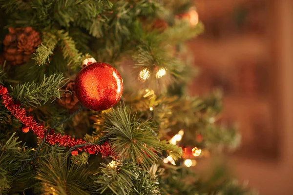 Sprankelende Kerstvreugde Close Shot Van Een Rode Kerst Ornament Opknoping — Stockfoto