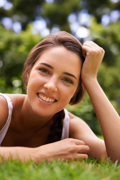 Encanta Estar Aire Libre Retrato Una Atractiva Joven Acostada Hierba —  Fotos de Stock