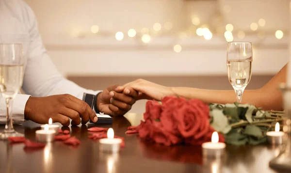 订婚和夫妻手牵着结婚戒指在餐桌前求婚 约会和庆祝 香槟和婚姻用钻石珠宝带来的幸福 — 图库照片