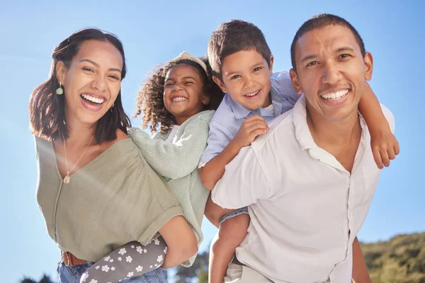Щасливий Сімейний Портрет Батьки Свинарники Посміхаються Разом Відкритому Парку Блакитному — стокове фото