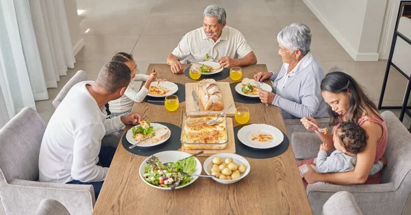 晚餐和来自墨西哥的人在活动 节日庆祝或家庭用餐时吃东西 和孩子 祖父母和父母一起在餐桌边聊天 交谈和谈话 — 图库照片