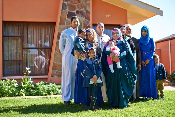 Каждое Поколение Счастливее Следующее Портрет Счастливой Мусульманской Семьи Стоящей Вместе — стоковое фото