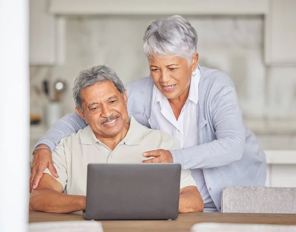 Rentner Laptop Und Seniorenpaar Internet Beim Lesen Einer Mail Oder — Stockfoto
