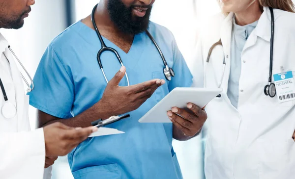 Tablet Cuidados Saúde Seguro Com Médico Sua Equipe Fazendo Pesquisa — Fotografia de Stock