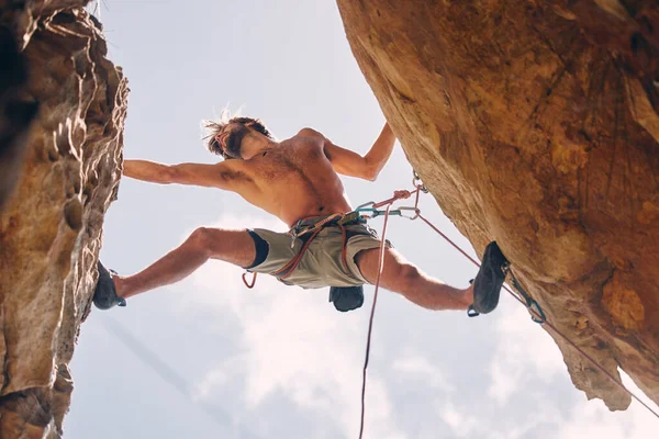Fitness Escalada Alpinista Forte Penhasco Com Cordas Desafio Verão Exercício — Fotografia de Stock