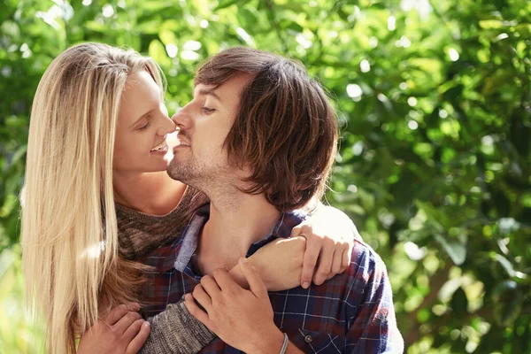 Joven Lleno Pasión Retrato Una Joven Pareja Sonriente Abrazándose Parque —  Fotos de Stock