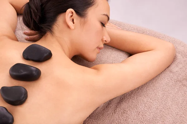 Soothing Stones Young Woman Enjoying Some Hot Stone Therapy — Stock Photo, Image