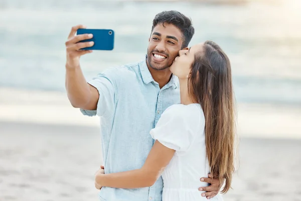 Podróż Wakacje Selfie Przez Parę Pocałunek Wakacje Plaży Nawiązywanie Więzi — Zdjęcie stockowe