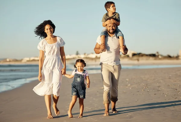 自由和快乐的家庭在海滩 散步和连接在一起的远洋旅程 有爱心的父母和孩子们一起享受快乐的出游 在日落时照顾孩子和玩耍的肖像 — 图库照片