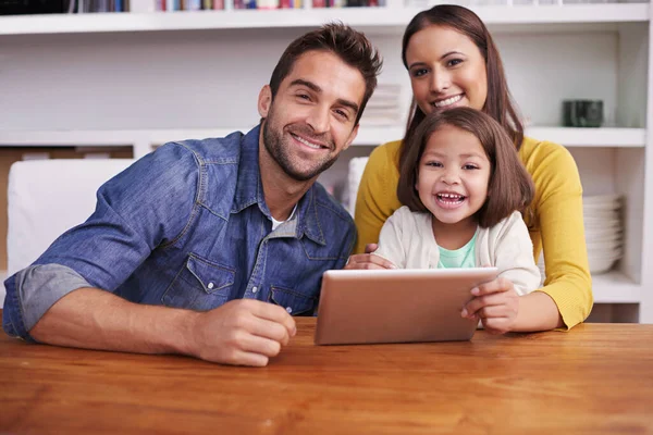 Leben Geht Familie Und Technologie Junge Eltern Zeigen Ihrer Kleinen — Stockfoto