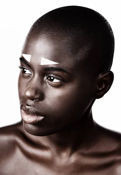 Schwarz Weiße Schönheit Eine Schöne Ethnische Frau Posiert Vor Weißem — Stockfoto