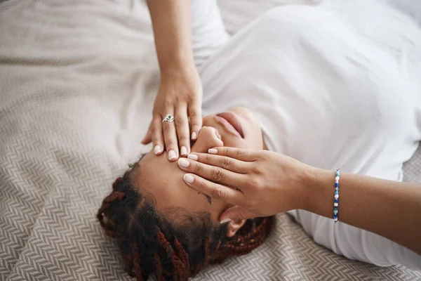 Insomnia Femeia Neagră Obosită Relaxează Pat Dormitorul Gândindu Timp Își — Fotografie, imagine de stoc