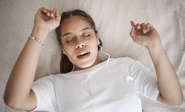 Relájate Duerme Acuéstate Con Una Mujer Escuchando Música Mientras Duerme — Foto de Stock