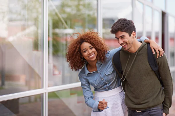 Att Lära Sig Deras Kärlek Ett Ungt Par Campus — Stockfoto