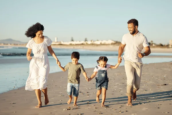 Χαρούμενη Οικογένεια Παραλία Και Οικογενειακό Δέσιμο Ενώ Περπατάτε Και Γελάτε — Φωτογραφία Αρχείου