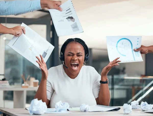 Estrés Frustrado Mujer Gritando Con Papeleo Escritorio Oficina Corporativa Moderna —  Fotos de Stock