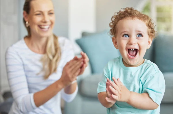 Boldog Tapsoló Kezek Anya Fia Játszanak Családi Házuk Nappalijában Boldogság — Stock Fotó
