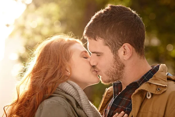 Não Amor Como Teu Primeiro Jovem Casal Feliz Compartilhando Beijo — Fotografia de Stock