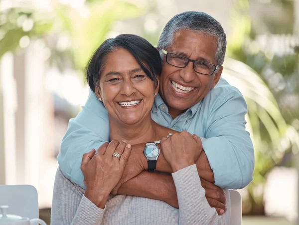 Portre Yaşlılar Çiftler Evde Bir Avluda Kaynaşıyorlar Sarılıyorlar Gülüyorlar Dışarıda — Stok fotoğraf
