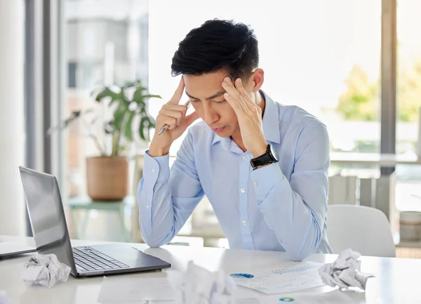Stress Ångest Eller Huvudvärk Affärsman Med Bärbar Dator Arbetar Nätet — Stockfoto