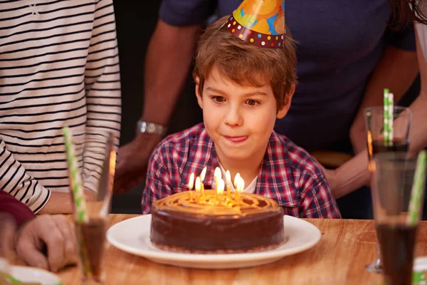 Zei Iemand Taart Een Jonge Jongen Maakt Zich Klaar Kaarsen — Stockfoto