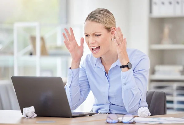 Acidente Laptop Mulher Irritada Negócios Com Ansiedade Sobre Mail Trabalho — Fotografia de Stock