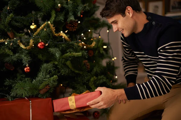 Spielen Beim Weihnachtsmann Ein Hübscher Junger Mann Bereitet Sich Auf — Stockfoto