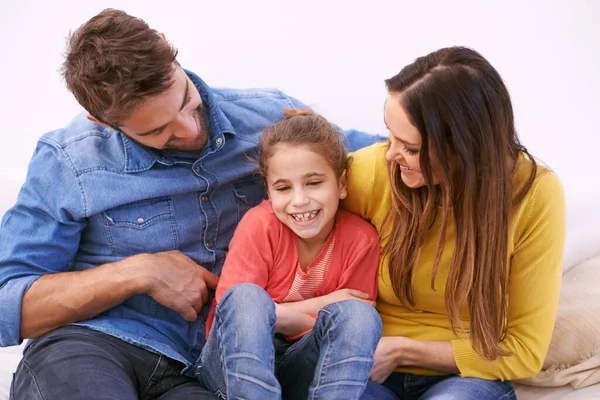 Família Tudo Para Eles Uma Jovem Família Feliz Sentados Juntos — Fotografia de Stock