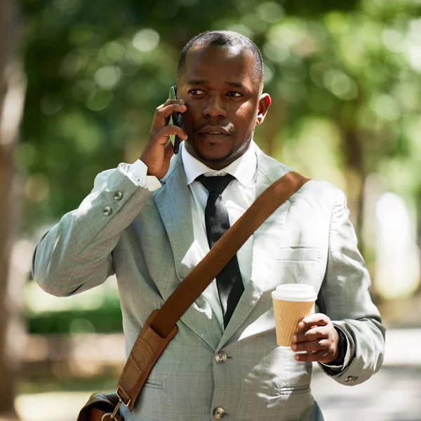 거리에 아프리카 사업가들은 커피나 전화를 있습니다 기업에서 일하는 시내나 도시에서 — 스톡 사진