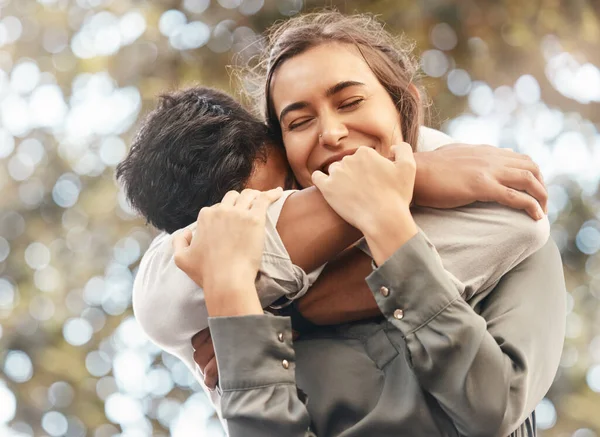 カップルの笑顔 愛と抱擁の屋外では 結婚と森の中で一緒にサポートに幸せ 男と女の幸せな顔 安全を受け入れ リラックス 公園でロマンチックなデートで信頼と笑顔 — ストック写真