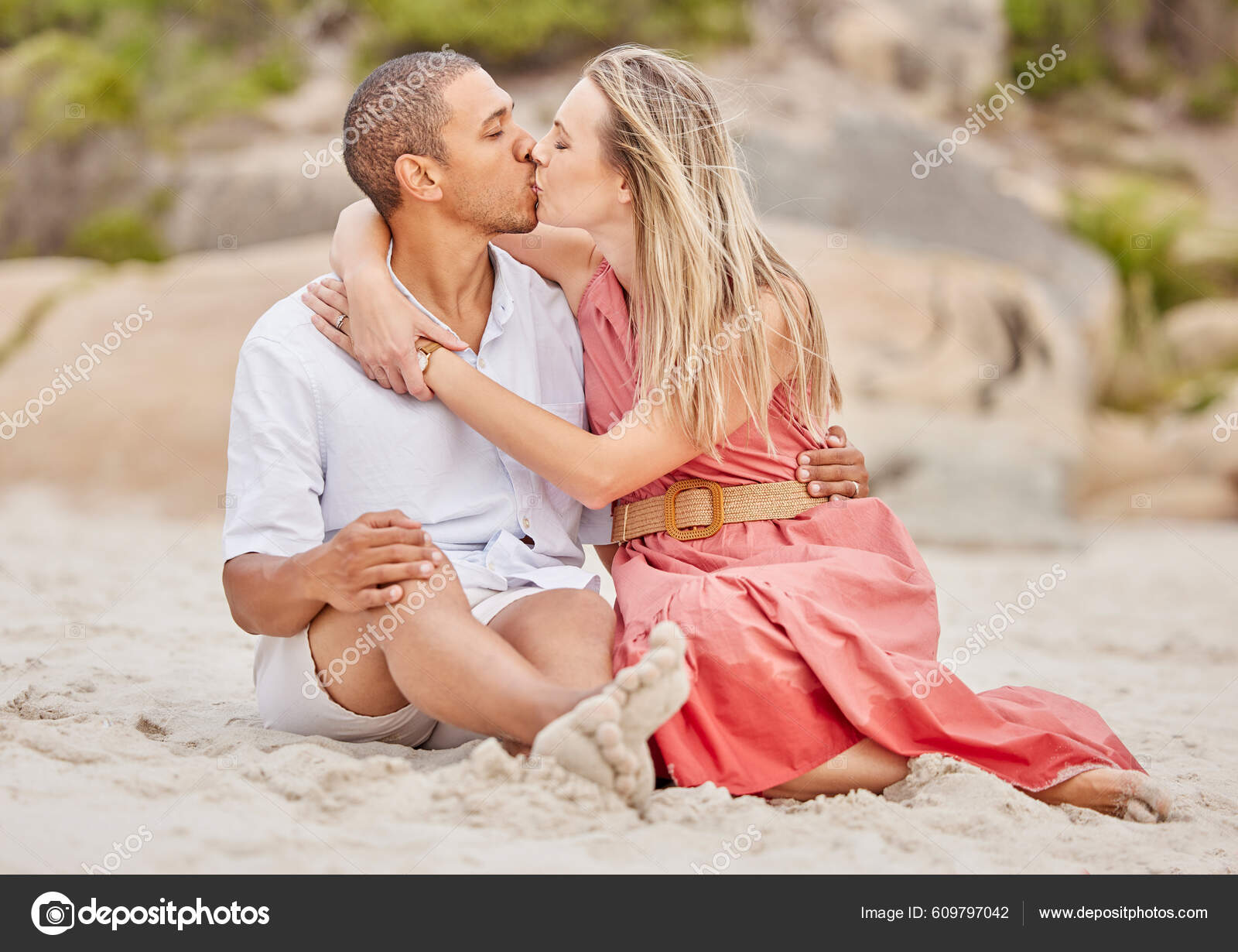 Couple Câlin Et Plage En été Pendant Les Vacances Pour L'amour, Les Soins  Et Le
