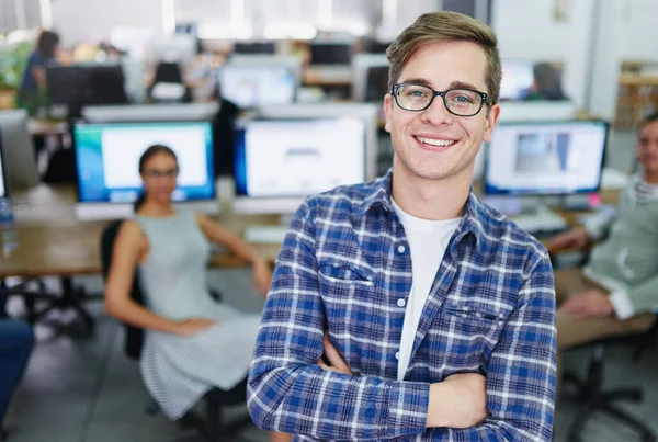 Tener Gran Día Oficina Retrato Joven Diseñador Sonriente Parado Una — Foto de Stock