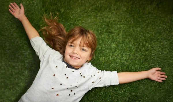 Сильно Люблю Маму Симпатичная Маленькая Девочка Улыбается Лежа Траве — стоковое фото