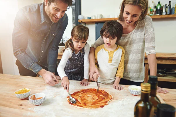 Keittiöt Tehty Saattamaan Perheet Yhteen Perhe Joka Nauttii Pizzasta Kotona — kuvapankkivalokuva