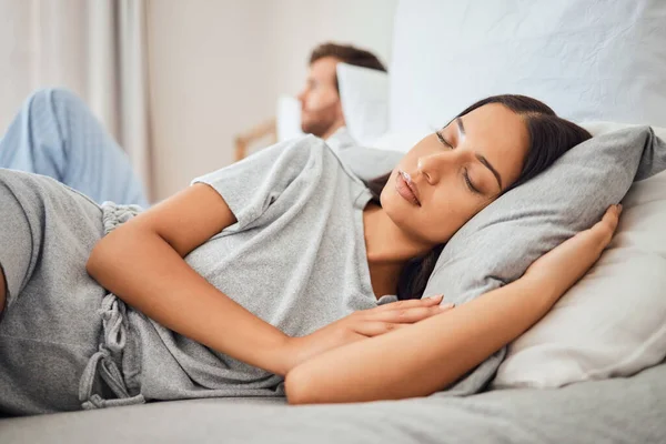 Спляча Спокійна Жінка Спить Ліжку Зручною Подушкою Приймаючи Гіпс Щоб — стокове фото