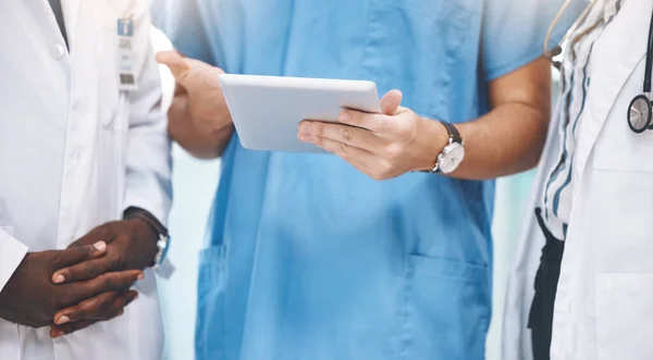 Trabalho Equipe Saúde Médicos Planejando Tablet Digital Compartilhando Conselhos Verificando — Fotografia de Stock