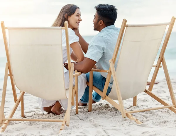 Çiftler Aşk Plaj Tatili Irklar Arası Aşıklar Kumsalda Otururken Romantik — Stok fotoğraf