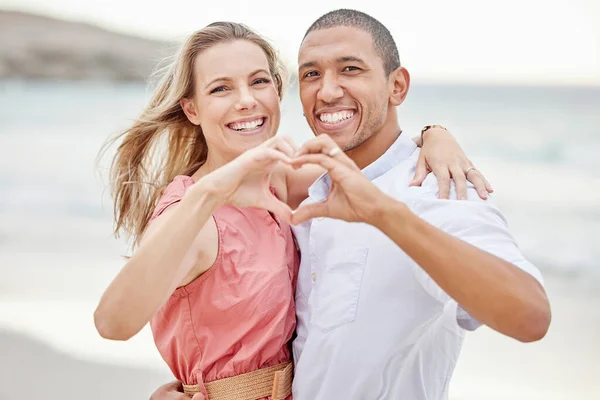 Gelukkig Interraciaal Koppel Tonen Hart Teken Met Hun Handen Genieten — Stockfoto