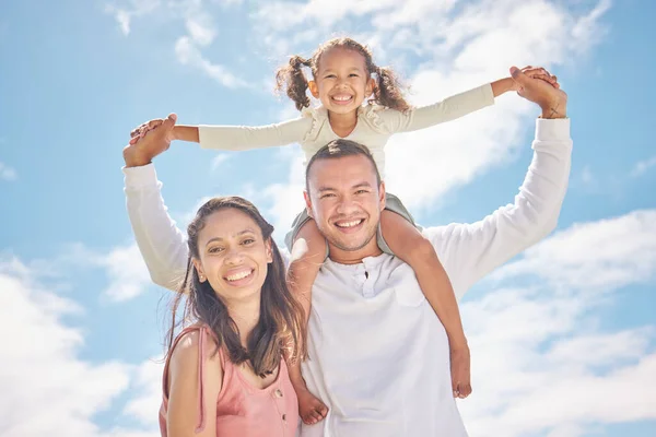 Щасливий Сімейний Портрет Посмішка Разом Влітку Блакитним Фоном Неба Енергійний — стокове фото