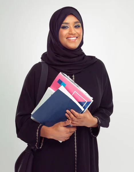 Výborná Studentka Portrét Mladé Muslimky Burce Držící Dokumenty — Stock fotografie