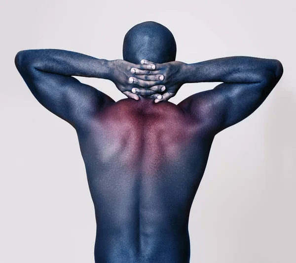 それらの筋肉を加熱した後に伸ばす 筋肉の男がストレッチの熱過敏なショットをレビュー — ストック写真